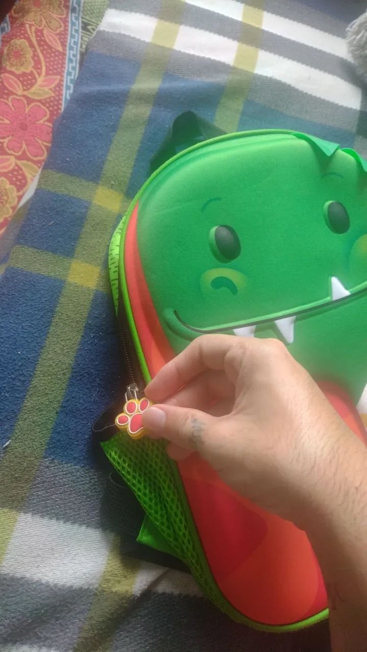 Mochila infantil Puket com designe 3D de dinossauro  - Foto 2