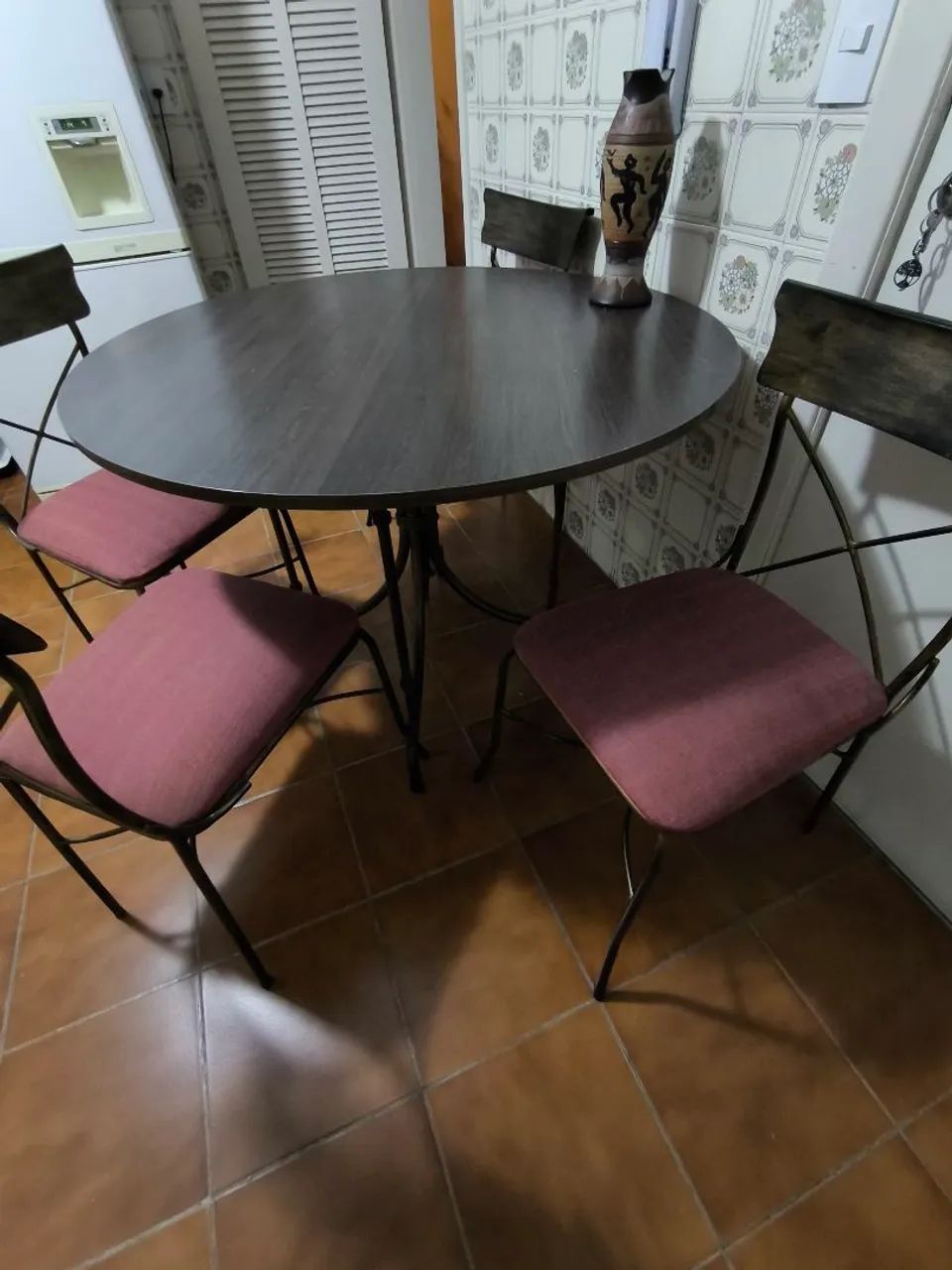 Mesa redonda 110 cm, com 4 cadeiras em ferro resistente.  - Foto 4