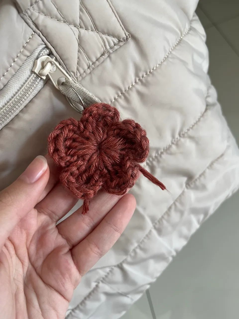 Chaveiro Artesanal de Flor de Crochê  - Foto 2