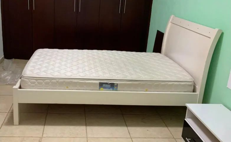 Cama e colchão de viúva branco