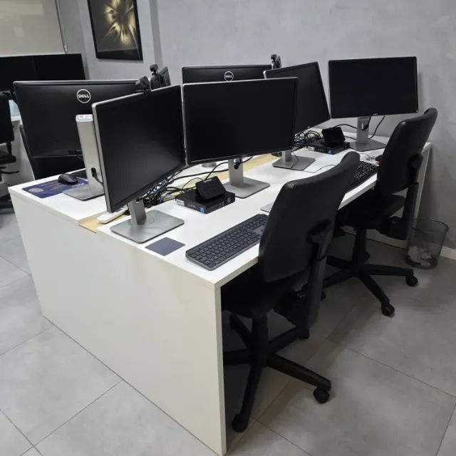 Sala Comercial com móveis planejados