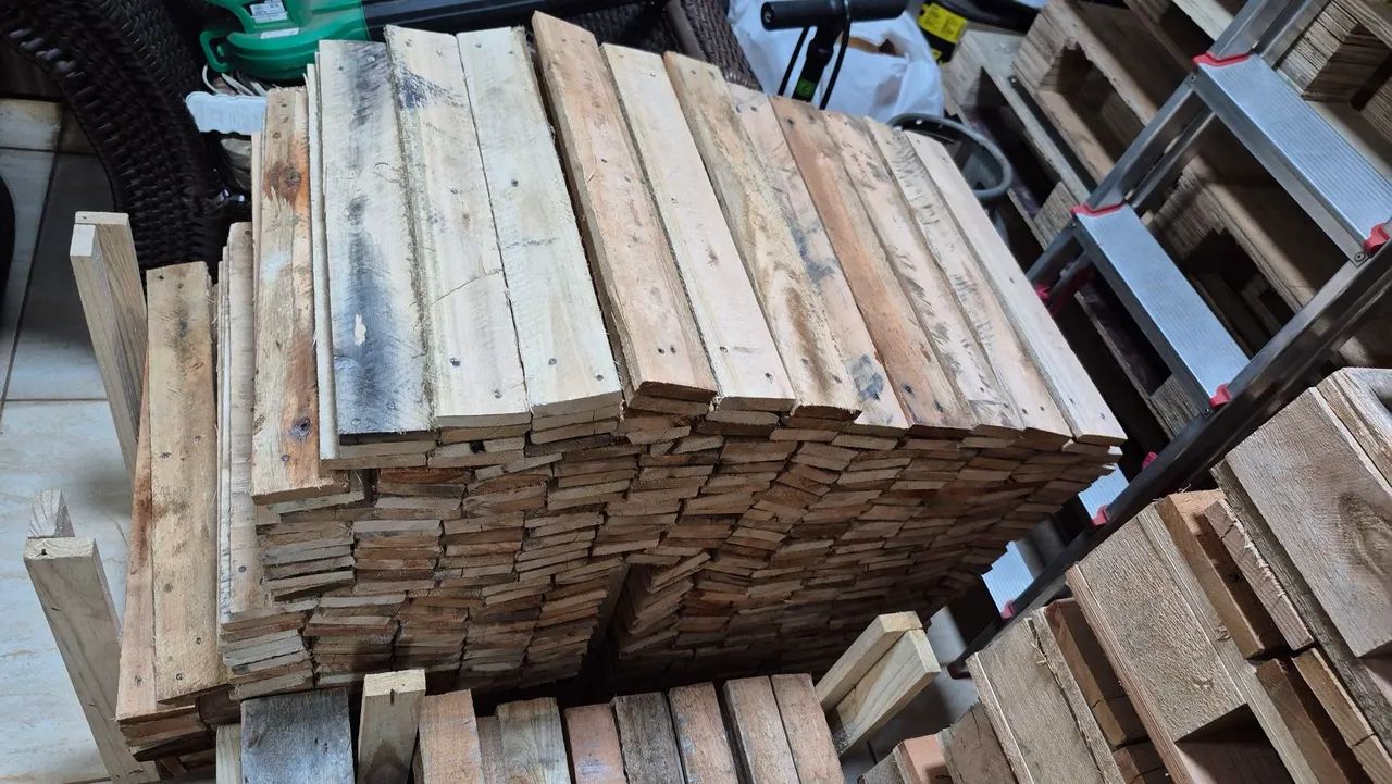 Ripas de paletes, excelente pra decoração e jardinagem, 1.00 real cada, entregamos. 