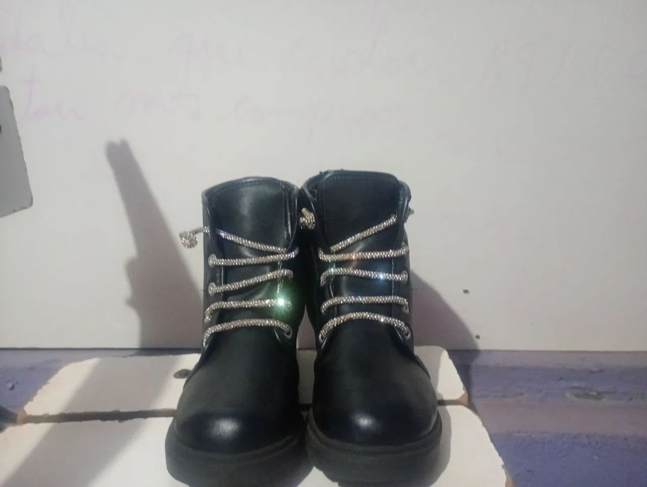 Bota preta com brilhos prata 