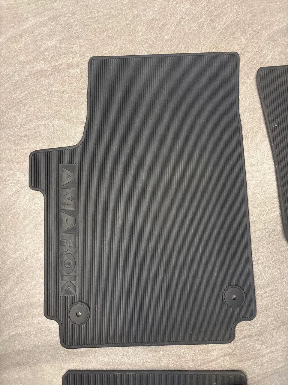 Vendo tapete de borracha AMAROK V6 - excelente estado  - Foto 2