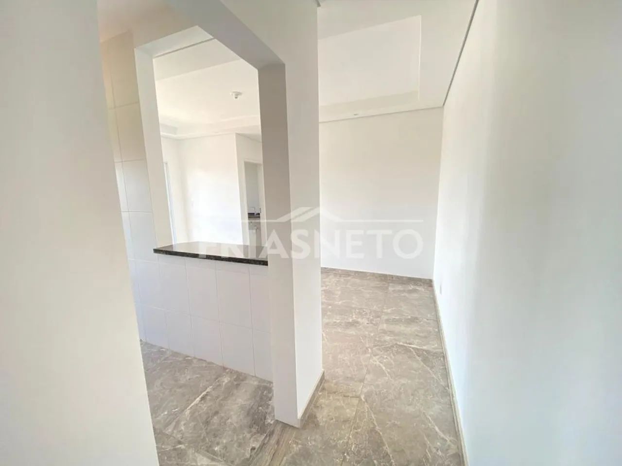 Apartamento com 2 dormitórios no Condomínio Di Forli.