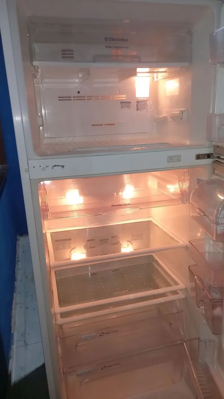 Vende-se geladeira eletrolux gelo seco com avaria.
