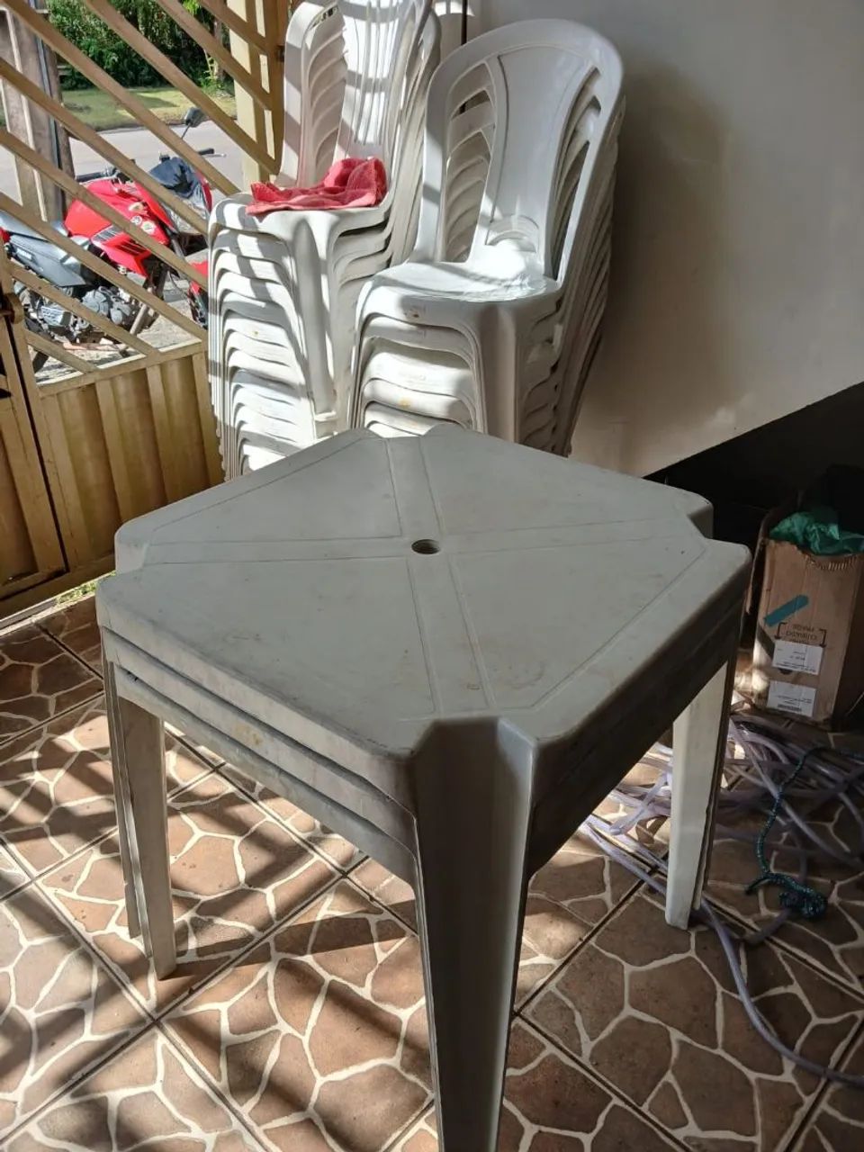 MESA COM 4 CADEIRAS - MESAS DE PLÁSTICO 
