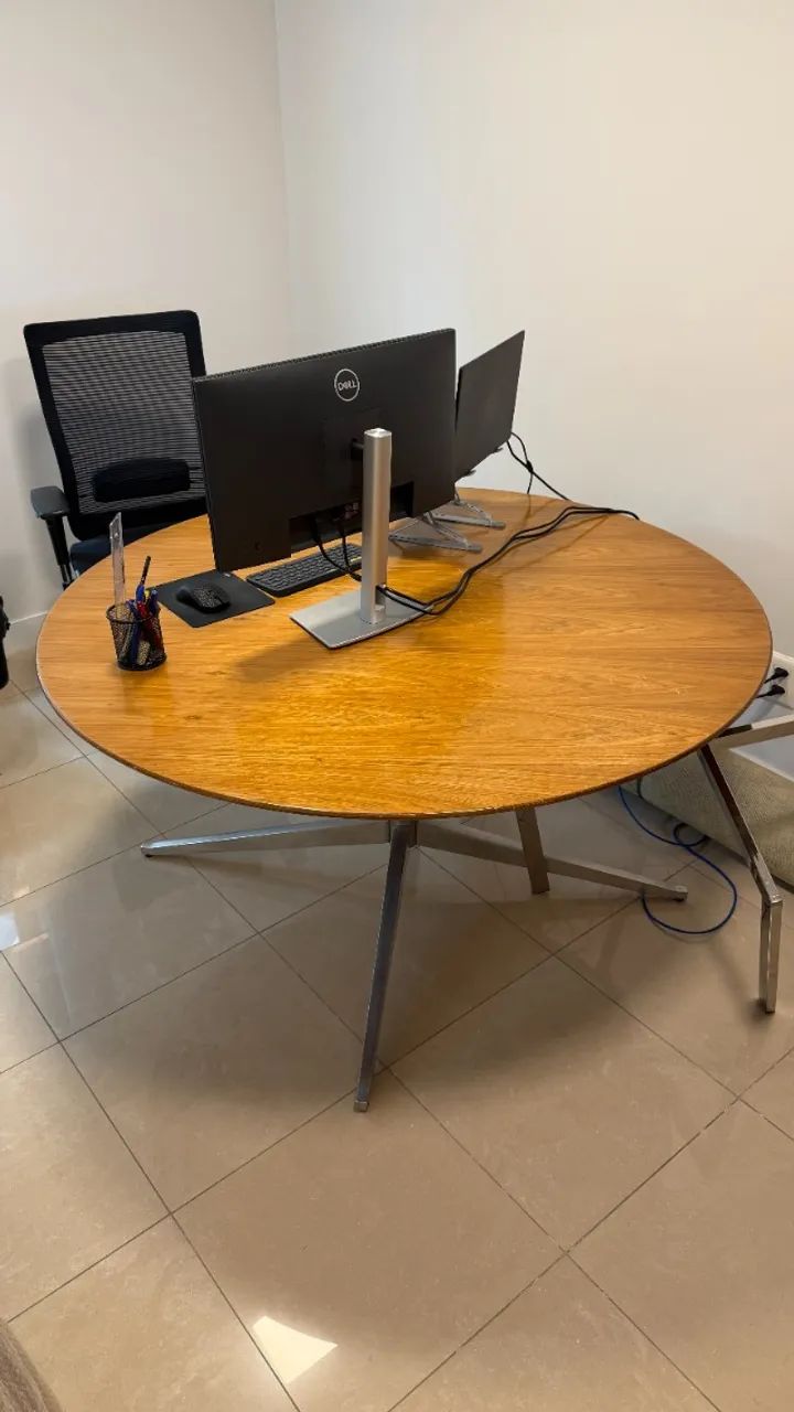 Mesa redonda com pés de metal