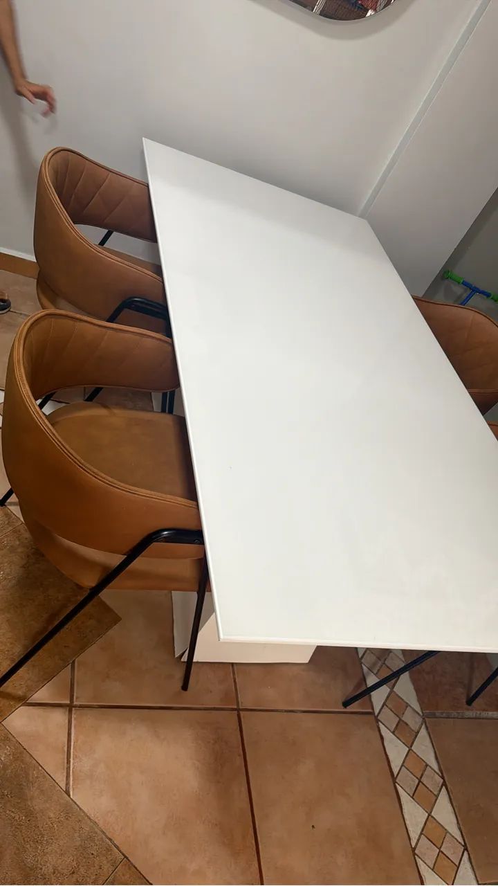 Mesa com quatro cadeiras - Foto 2