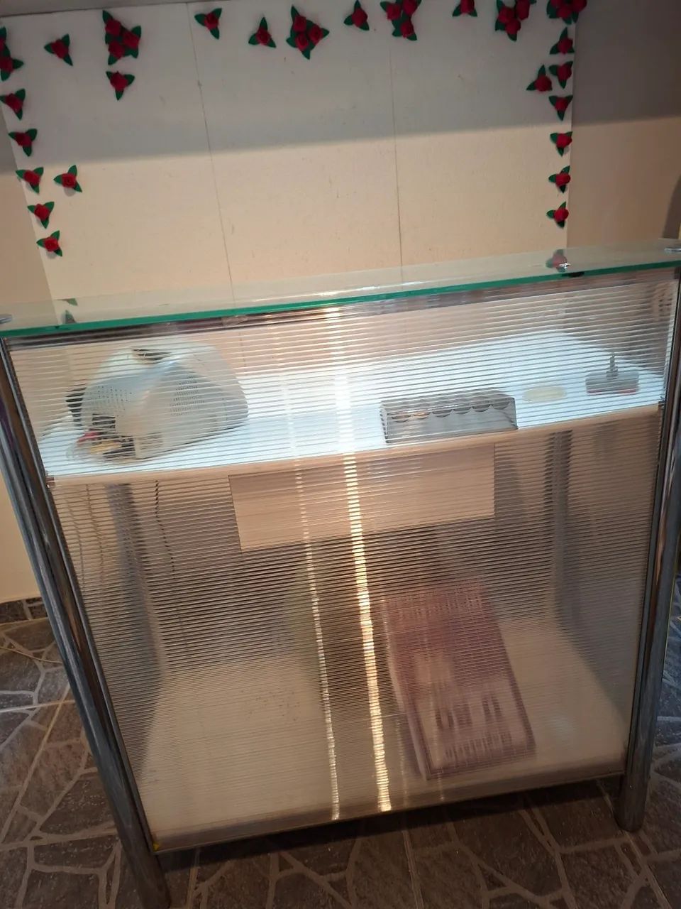 Móveis e  equipamentos para loja de roupas e variedades.