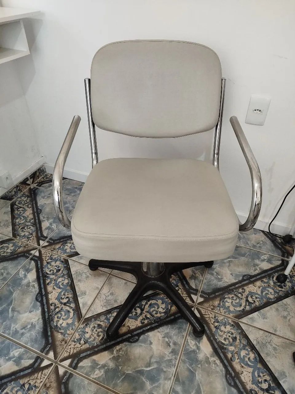 Vendo poltrona fixa de salão ou clínica.