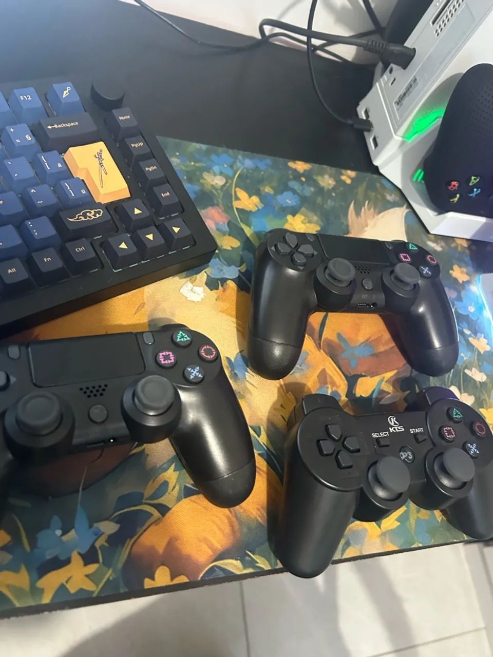 Dois controles de ps4 e um de ps3 - Foto 3