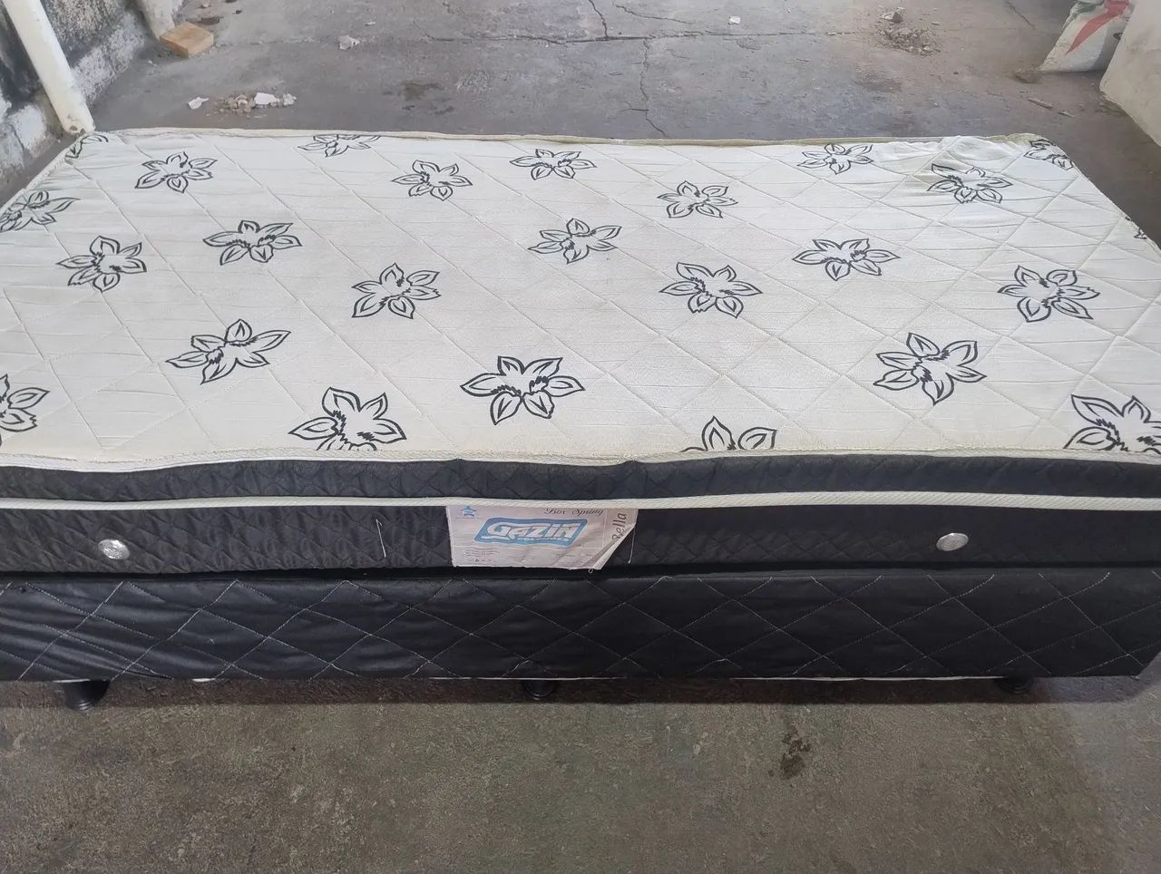 Cama de solteiro com colchão 
