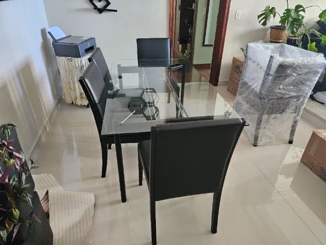 Mesa com tampo de vidro e seis cadeiras