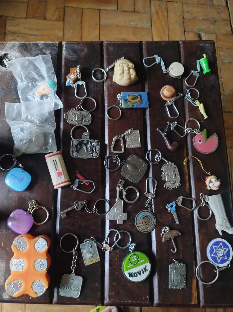 Lote de chaveiros diversos.