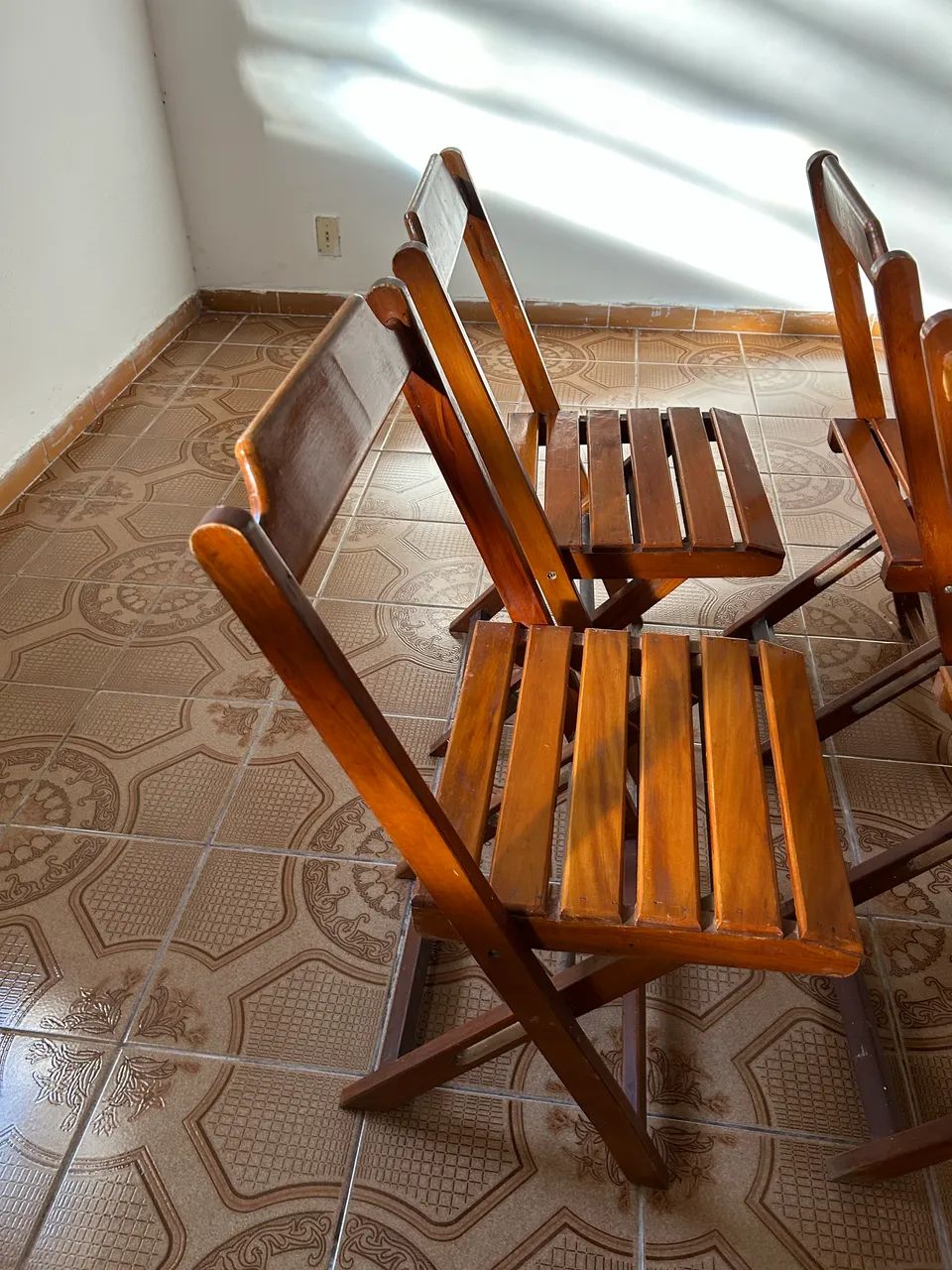 4 cadeiras dobráveis de madeira resistente - Foto 4