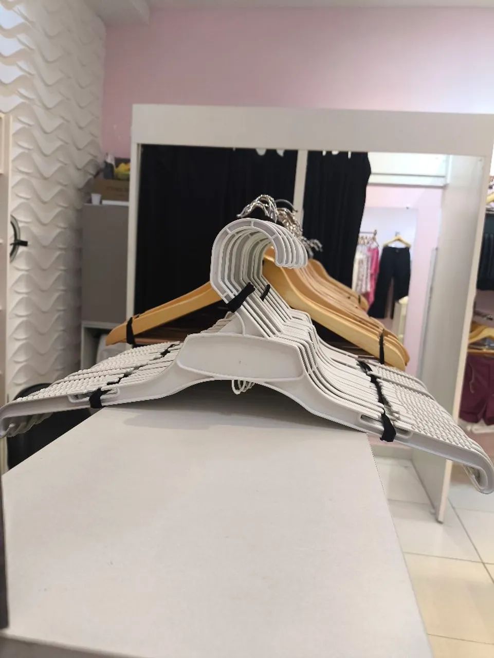Cabide de plástico branco 