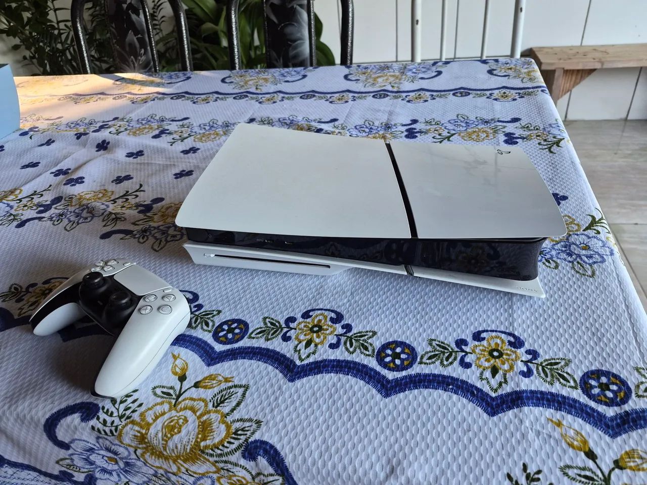 Playstation 5 Slim com leitor e um controle 