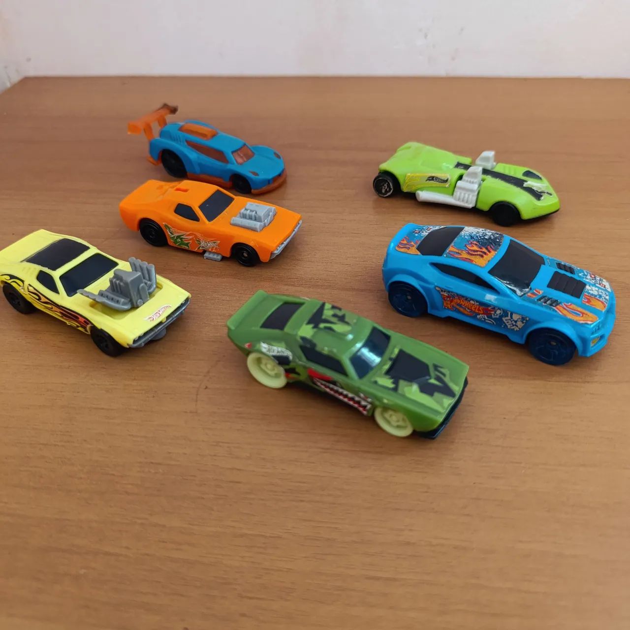 6 Hot Wheels Grandes de Plástico