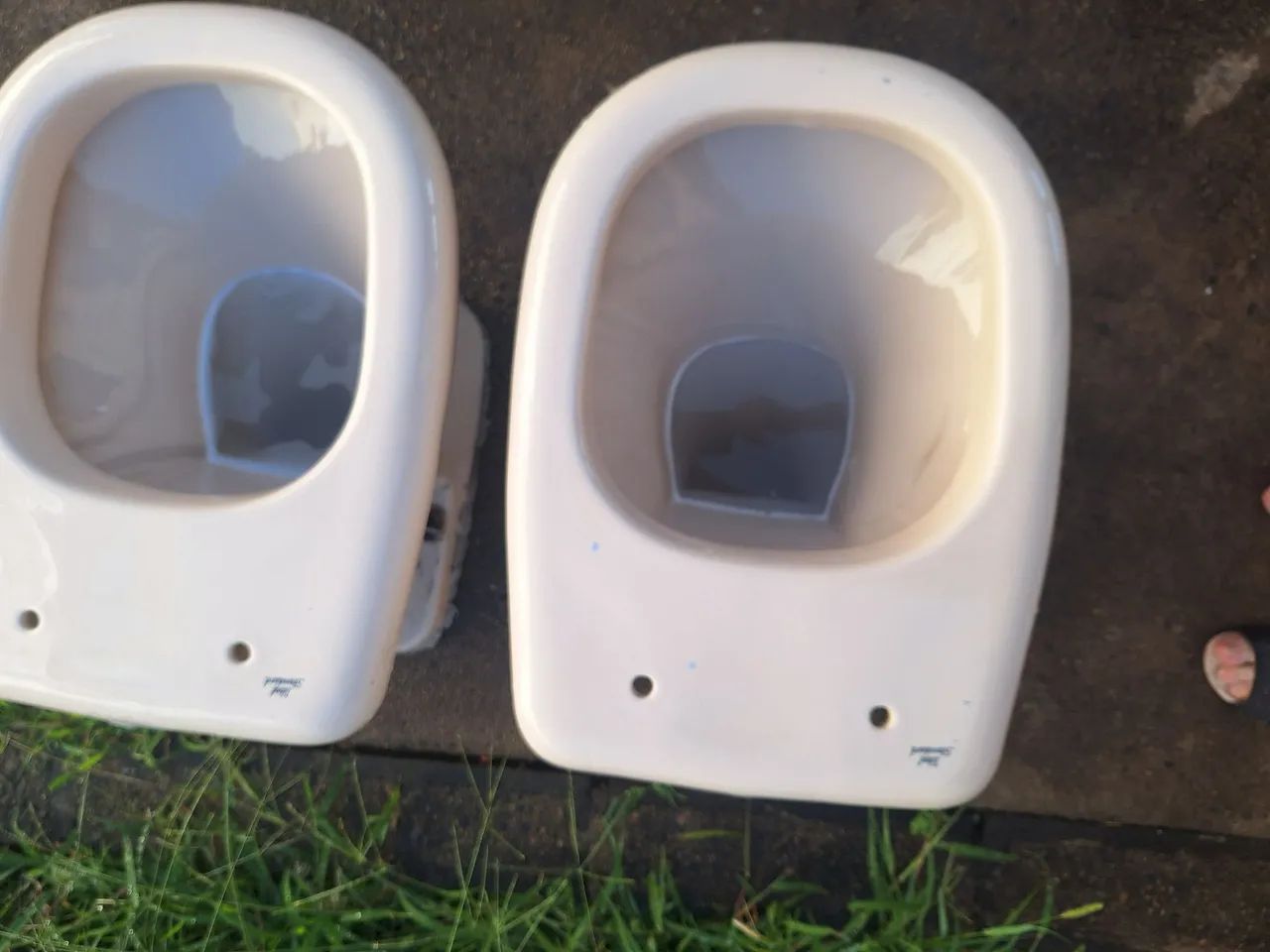 2 vasos sanitários com tampa