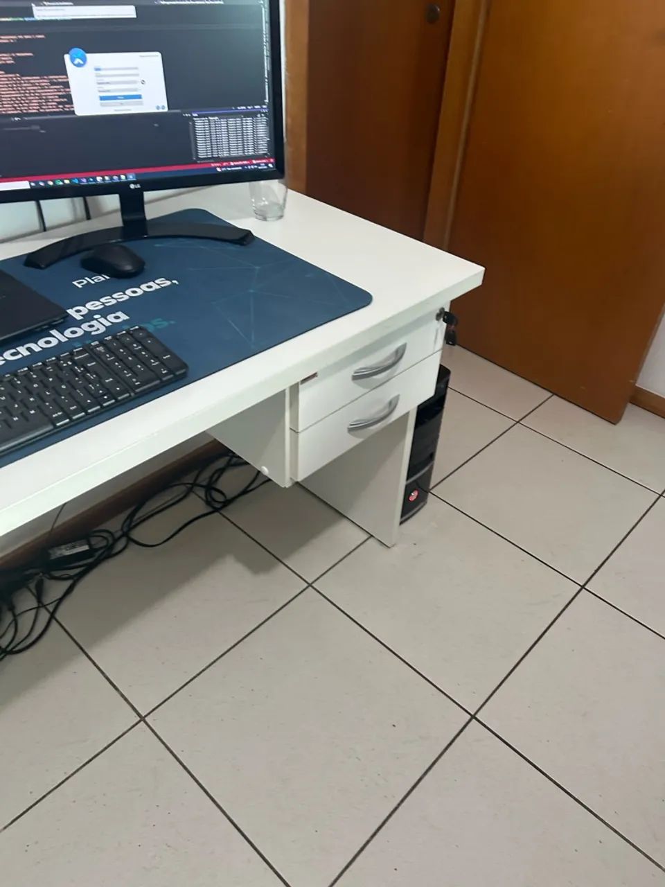 Mesa Escritório Branca MDF 1,38m com Gavetas - Resistente - Foto 2