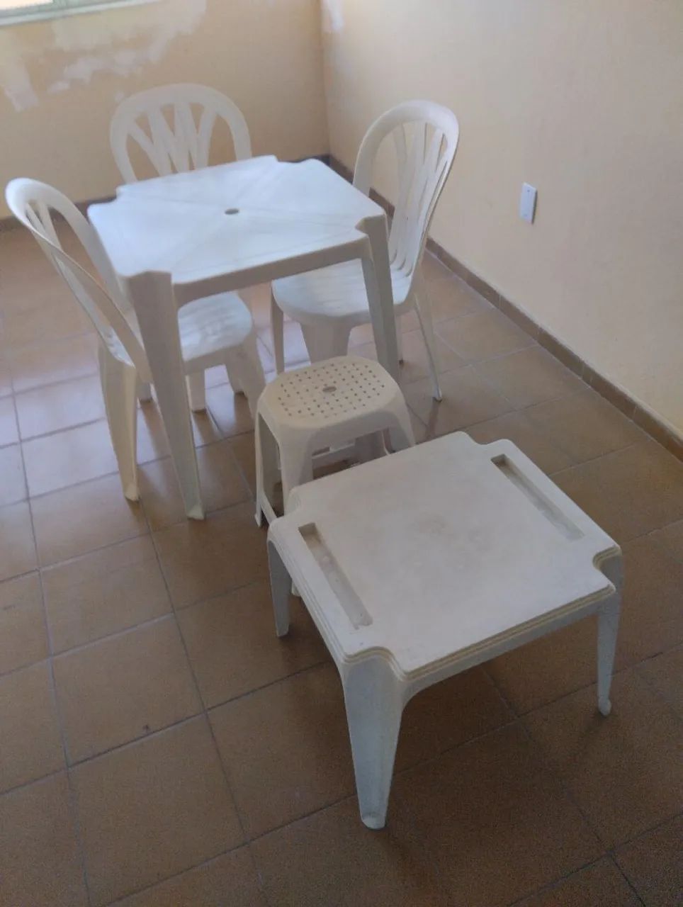 Mesas + cadeiras plásticas+ banqueta  - Foto 5