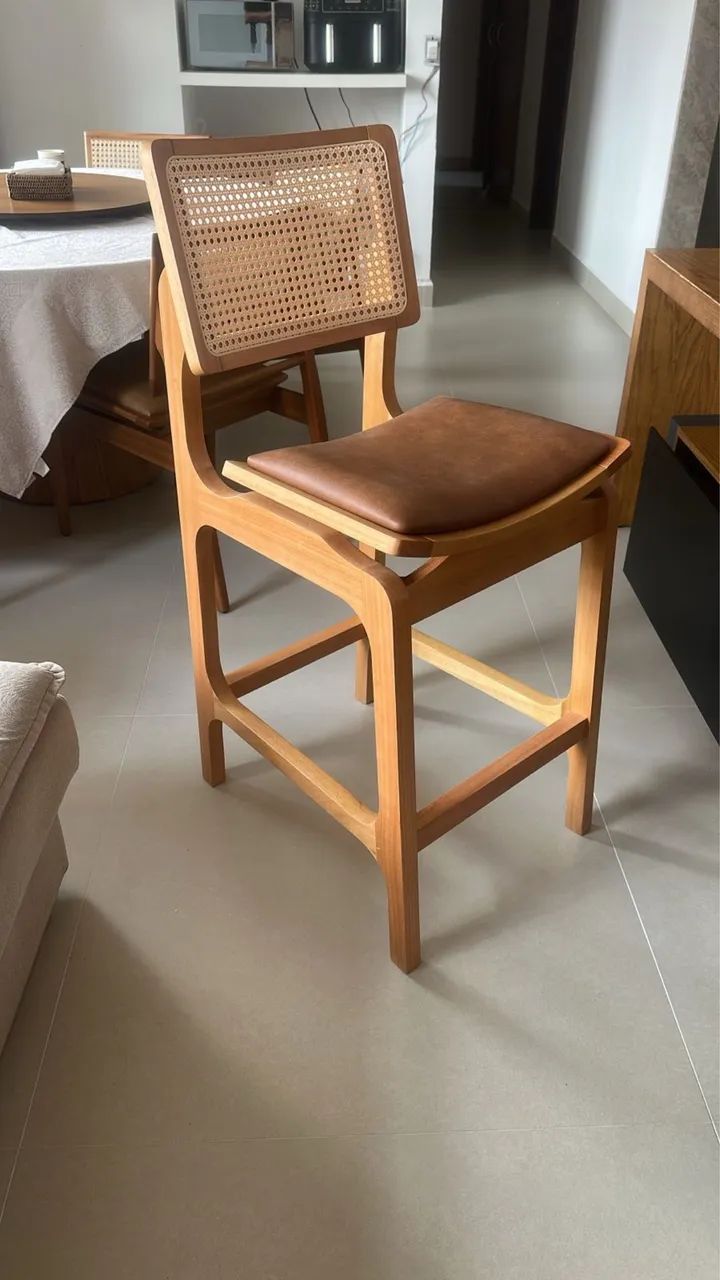 Banqueta em madeira maciça 