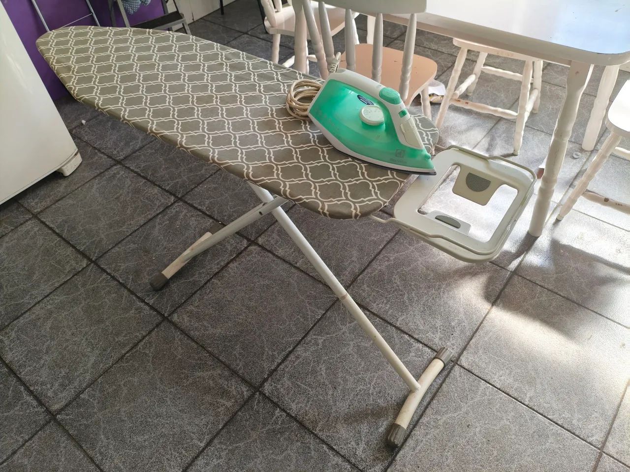 Conjunto ferro de passar roupa com tábua de passar Electrolux funcionando em ótimo estado 