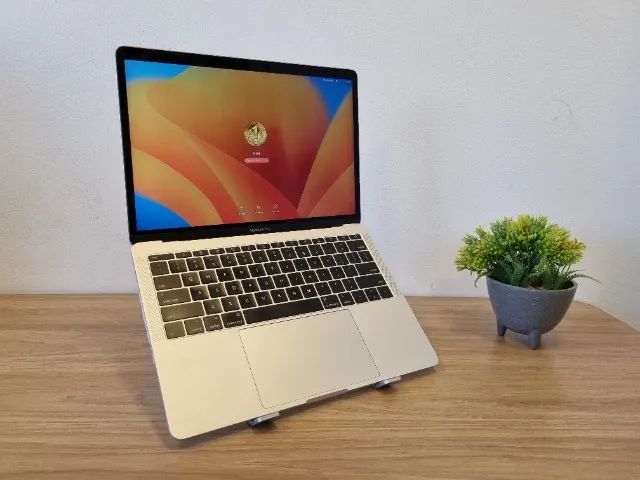 Apple MacBook Pro 2017 - Core i5 | 256GB SSD | Dual Core | 8GB