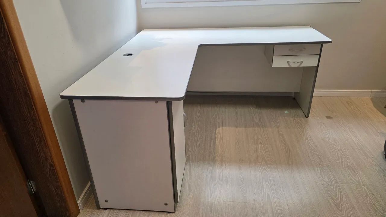 Escrivaninha branca em MDF.  - Foto 2