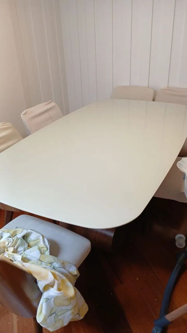 Mesa de jantar e 6 cadeiras 