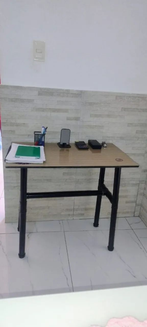Selling a study desk, also suitable for office use and decoration.
