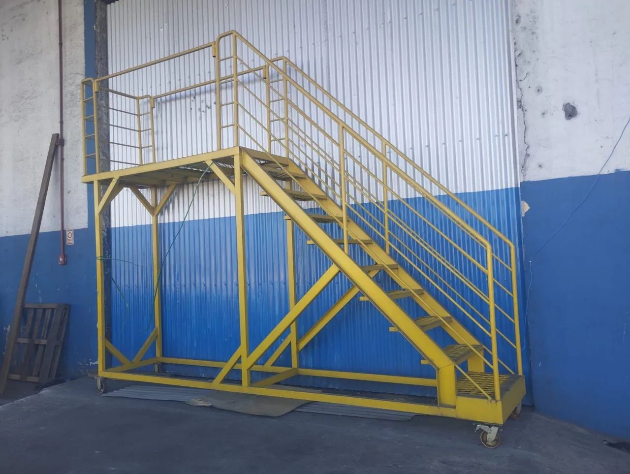 Vendo ESCADA PLATAFORMA 10 DEGRAUS, COM RODIZIO ,GUARDA CORPO e CORRIMAO