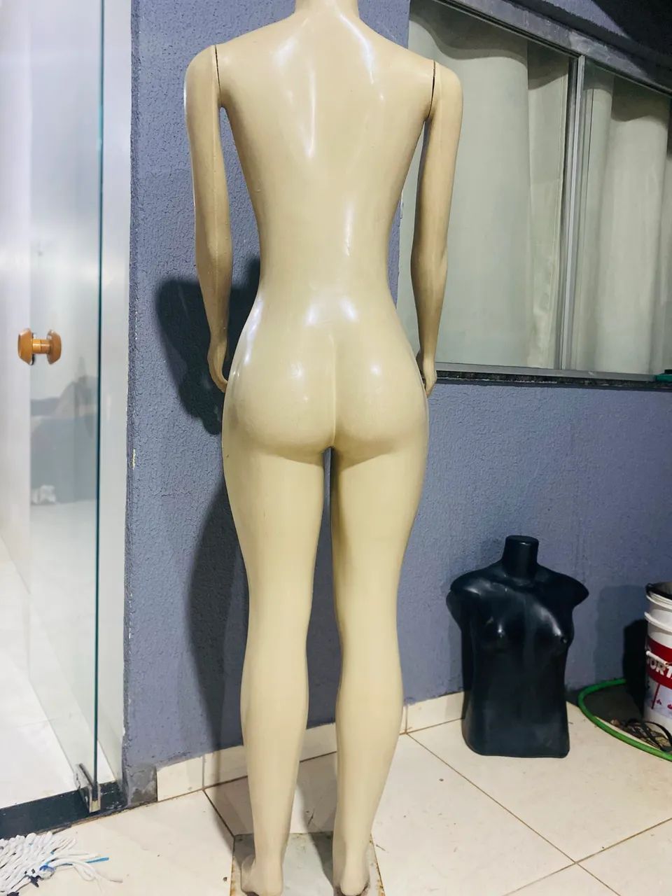 Manequim feminino corpo inteiro com braços e suporte em bom estado - Foto 4