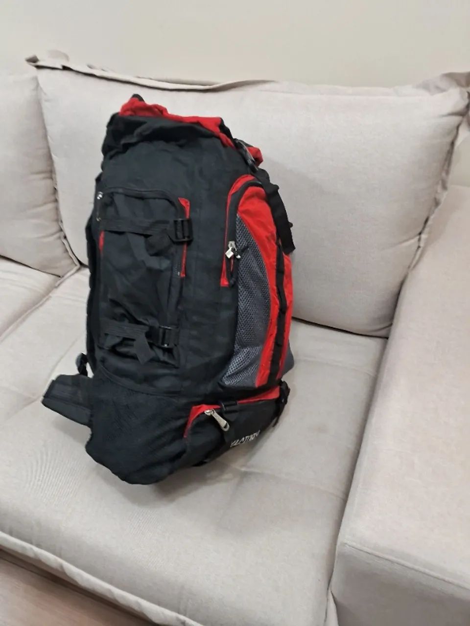 Mochila grande em tordo de 70 litros