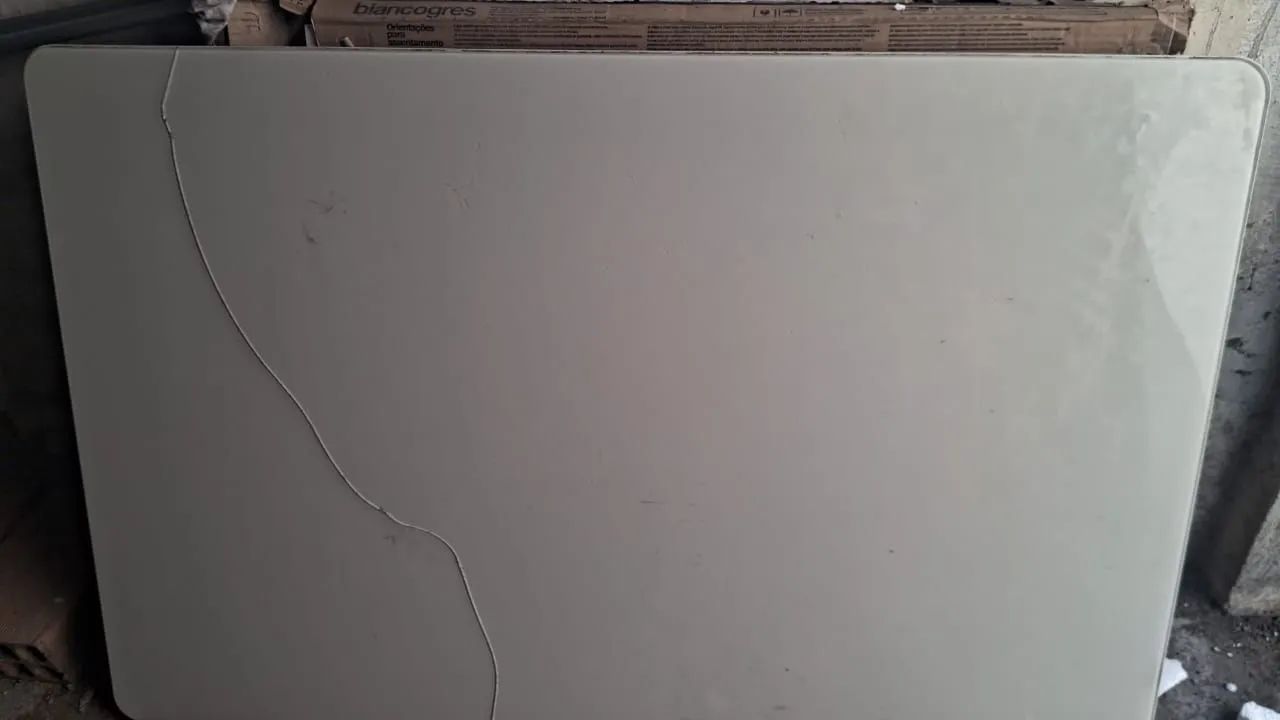 Mesa de jantar com defeito e cadeiras em ótimo estado - Foto 3