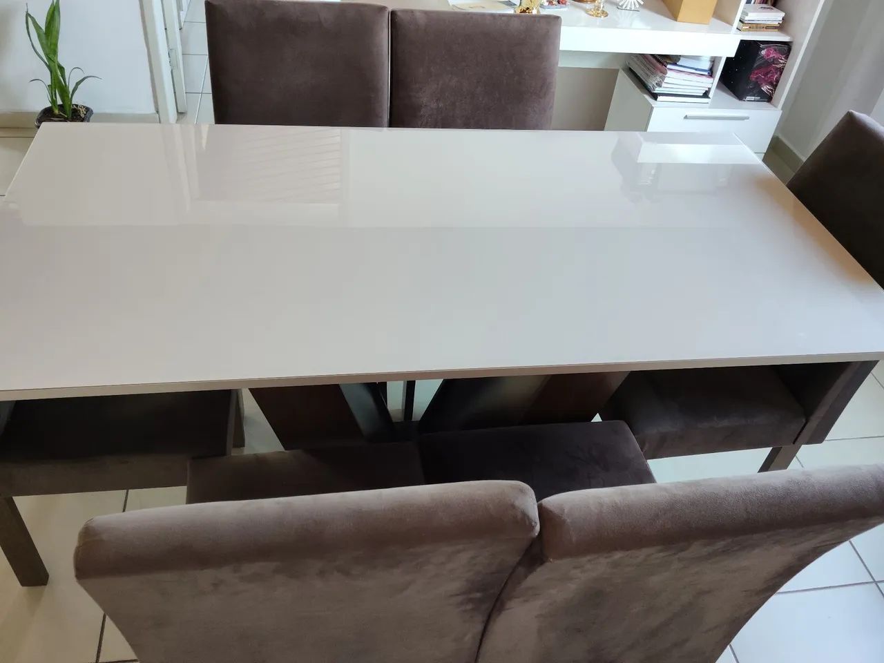 Mesa com 6 cadeiras, com tampo de vidro sobre o MDF  - Foto 3