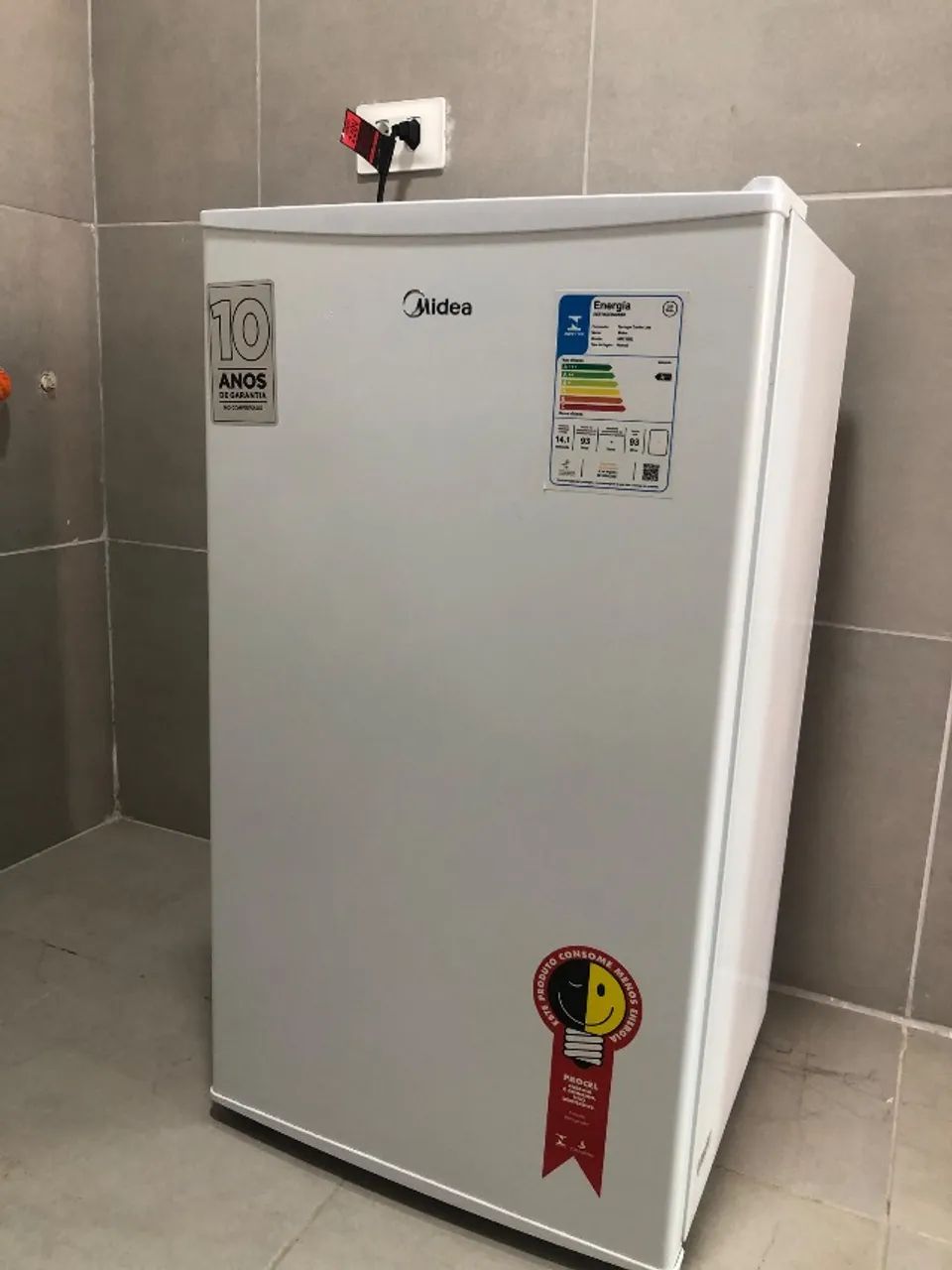 Frigobar Midea 93litros usado