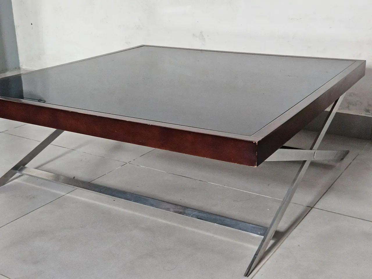 Mesa de centro com tampo em vidro