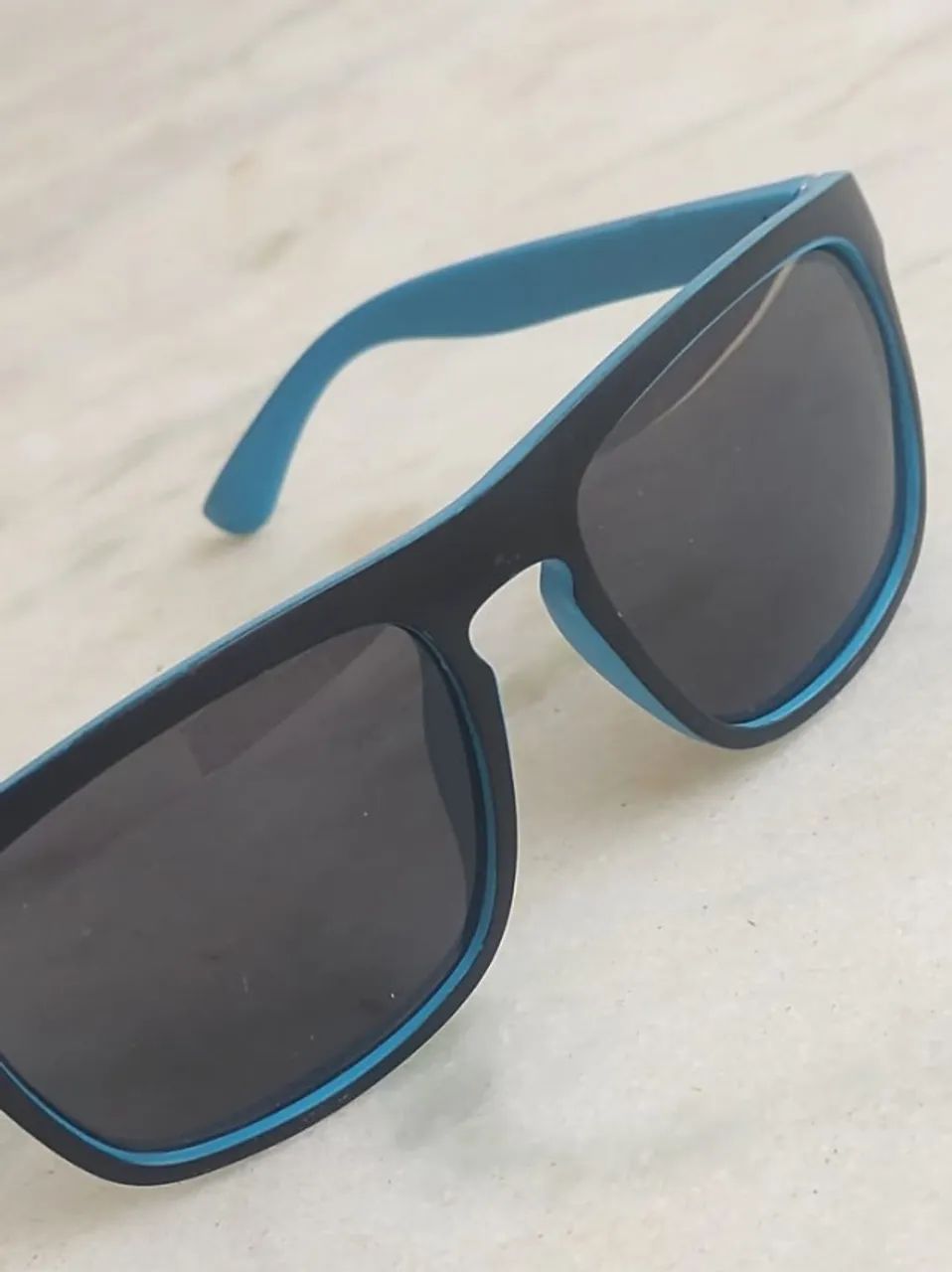 Oculos de Sol Polarizado Preto com Haste Azul