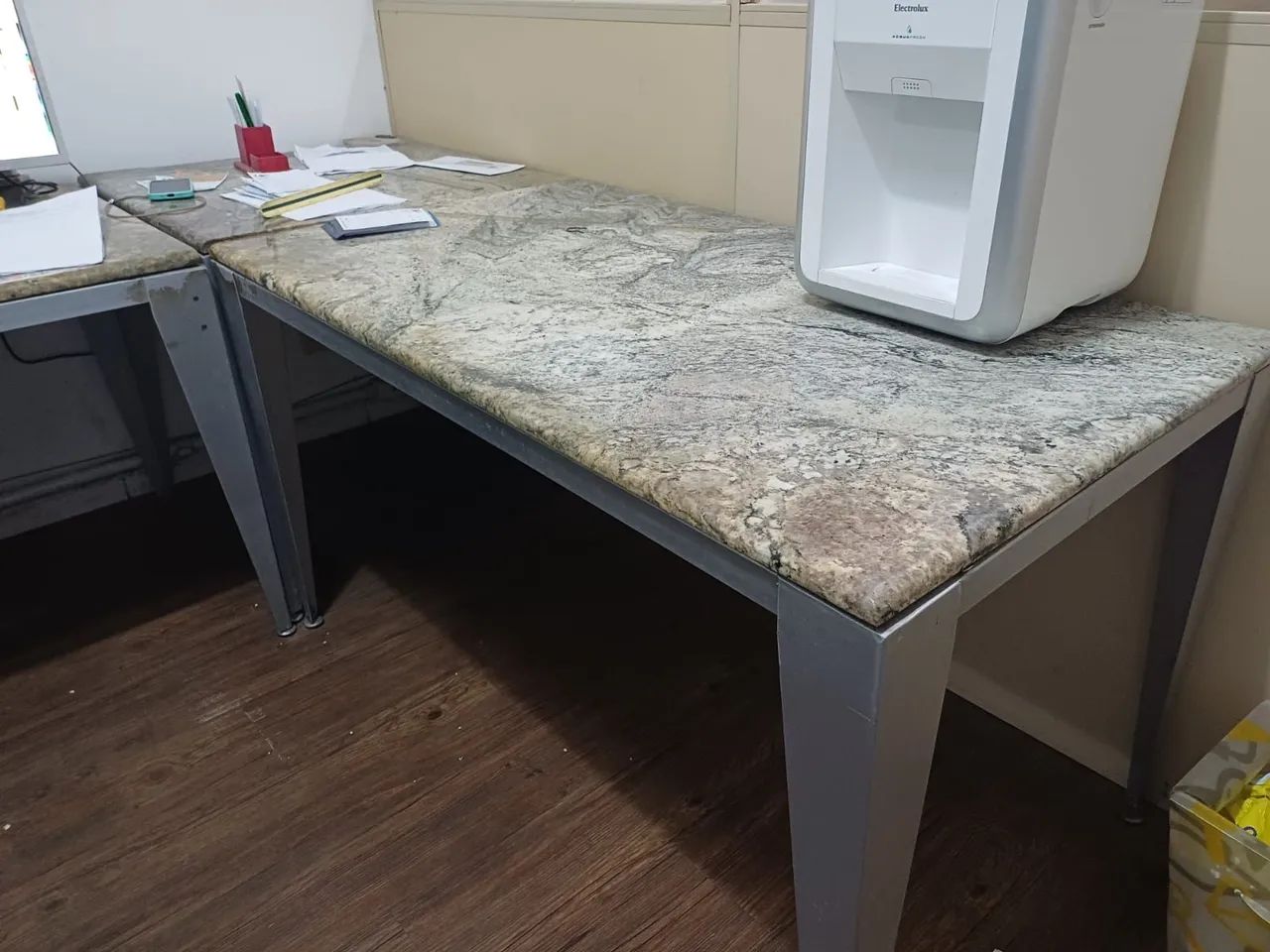 Mesa tampo de pedra base alumínio 
