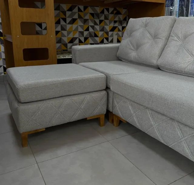 Sofá Living Serena 2,40m com Puff Linho D33  - Foto 2