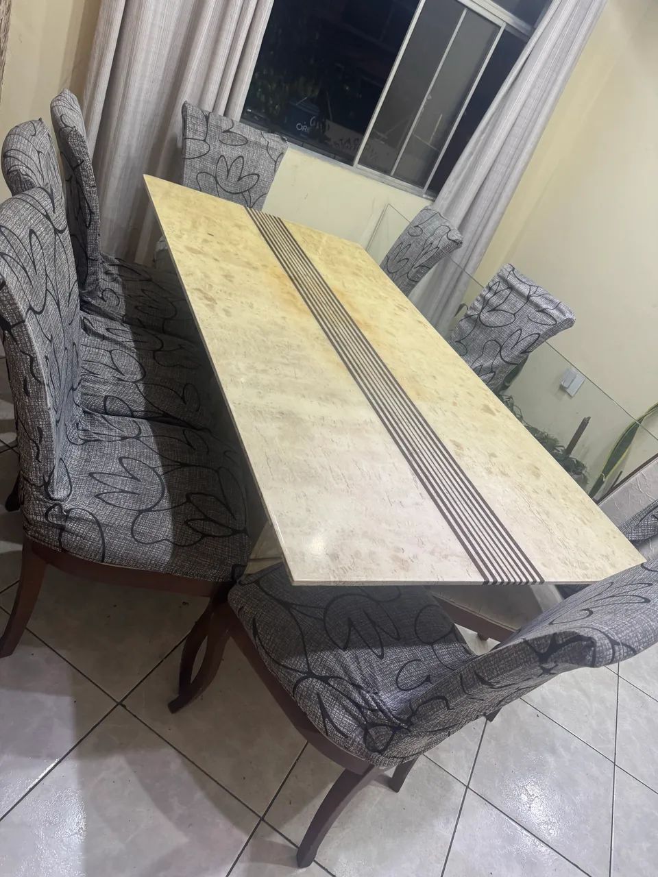 Mesa de janta, com 8 lugares - 8 cadeiras