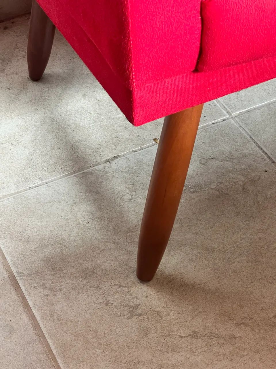 Sofá namoradeira vermelho com pés de madeira eucalipto  - Foto 3