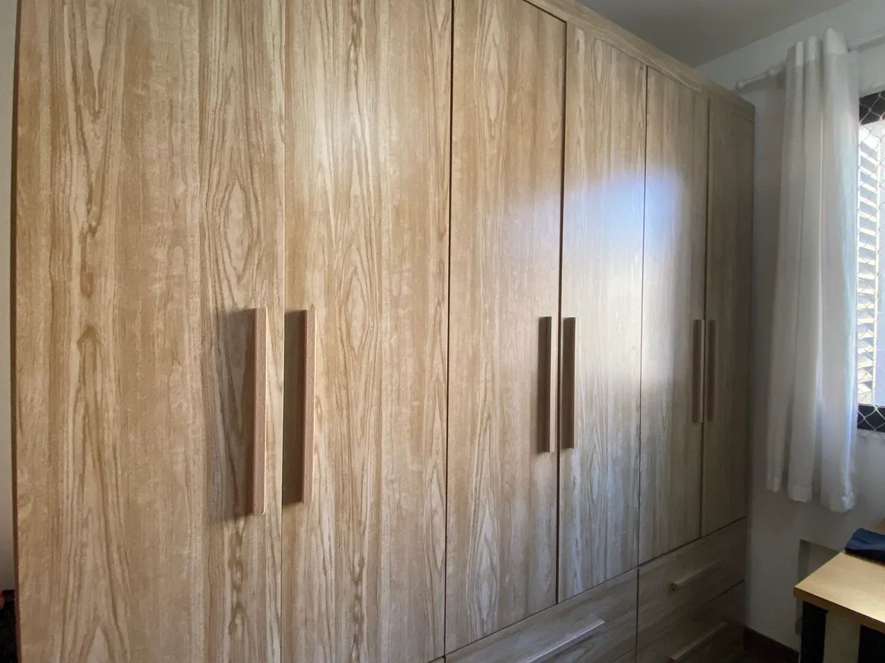 Guarda roupa bege 6 portas  - Foto 3