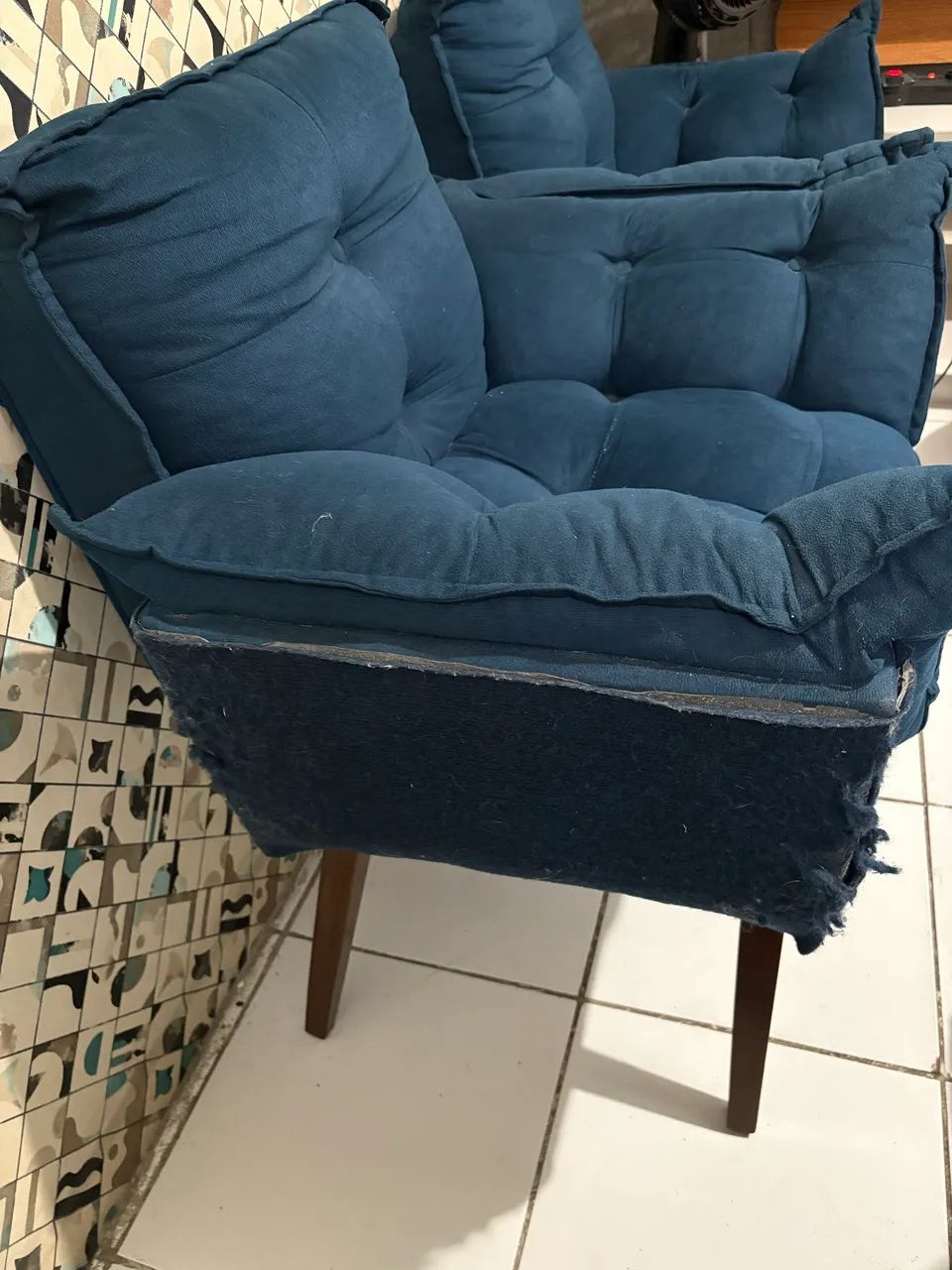Par de Poltronas Decorativas Azul-Marinho com Pés de Madeira - Foto 3