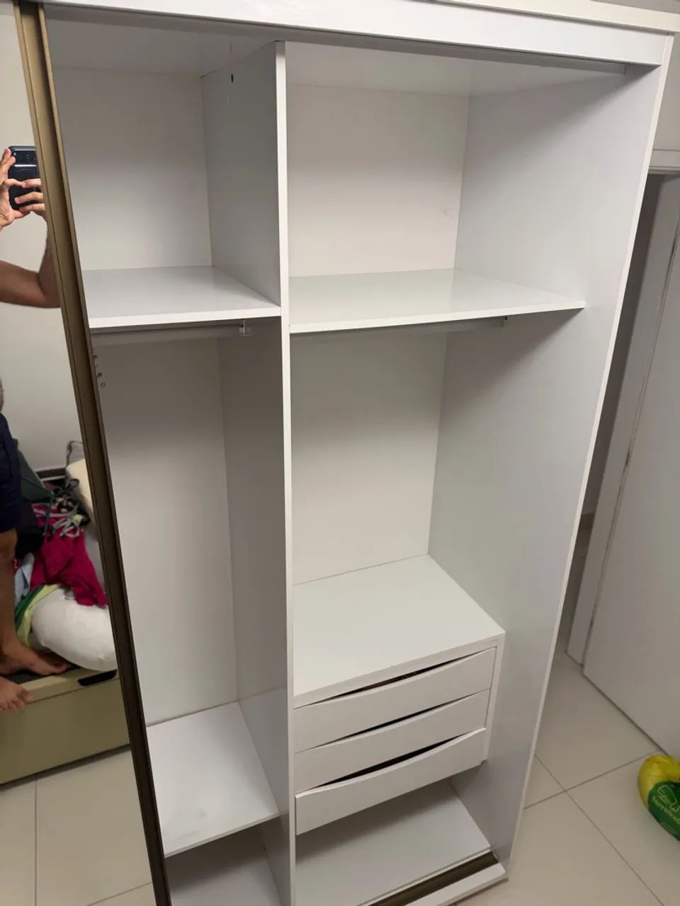 Guarda-roupa branco com portas de correr e espelho - Foto 3