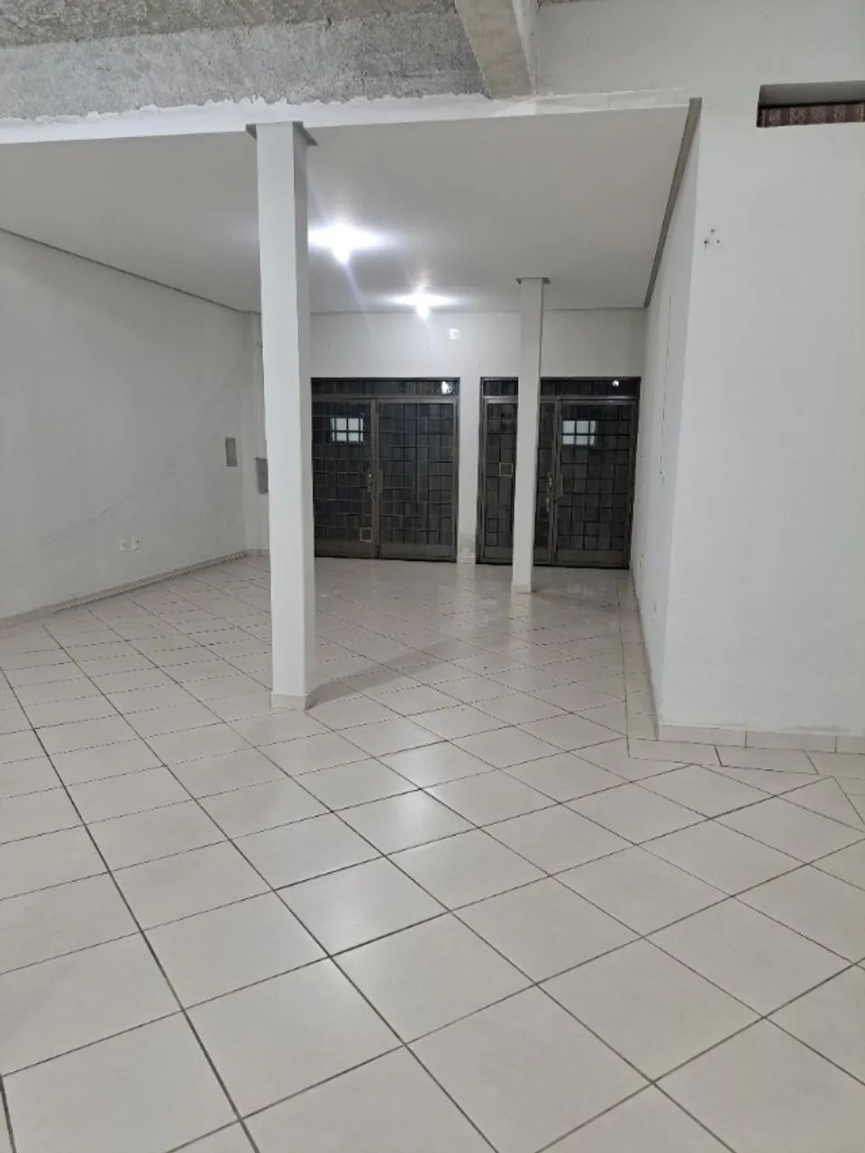 Loja comercial no bairro Planalto. 