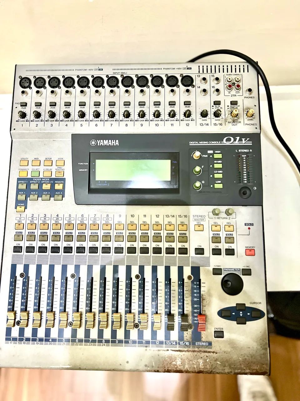 Mesa digital Yamaha 01V . - Foto 3