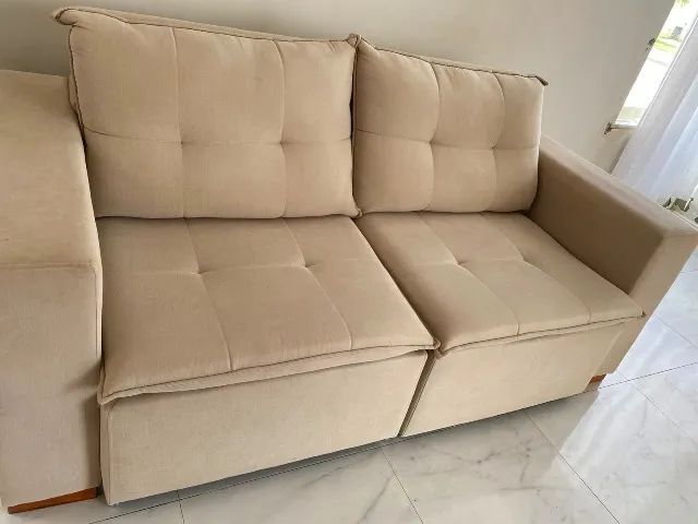 Vendo Sofá retratil , bege , 3 lugares , com 2 anos de uso, em perfeito estado. 
